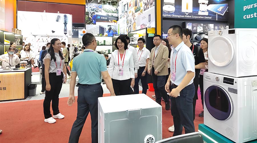 廣交會(huì)迎來(lái)大咖！江門(mén)市市長(zhǎng)親臨金環(huán)電器展位參觀(guān)交流